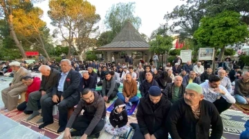 Aydın’da vatandaşlar bayram namazında camileri doldurdu
