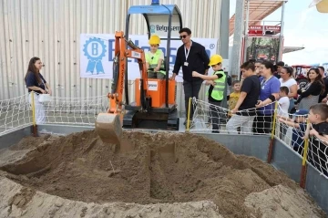 Aydın Tarım Fuarı yoğun ilgi gördü, çocuklar gerçek iş makinesi ile oynamanın keyfini yaşadı
