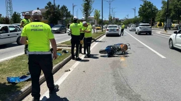 Aydınlatma direğine çarpan motosiklet sürücüsü hayatını kaybetti
