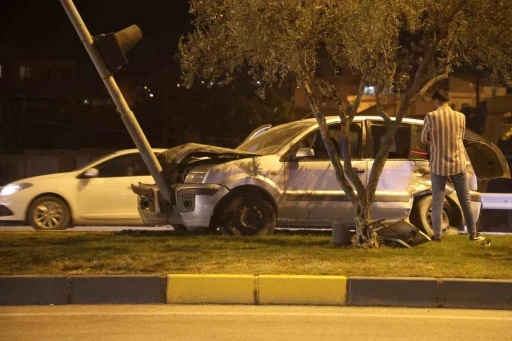 Aydınlatma direğine çarpan otomobilin sürücüsü yaralandı
