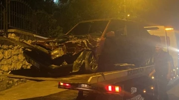 Aydınlatma direğine çarpan otomobilin sürücüsü yaralandı
