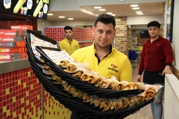 Aynı anda 45 tepsi taşıyarak meslektaşlarına meydan okuyor
