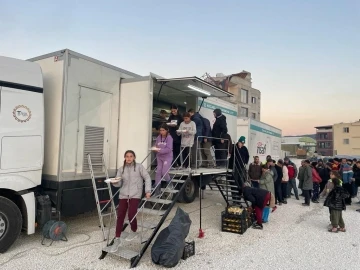 Aynı sofrada yüzlerce depremzedenin sıcak yemek ihtiyacını karşılıyorlar
