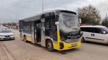 Bursa'da aynı yöne giden halk otobüsleri çarpıştı: 3 yaralı