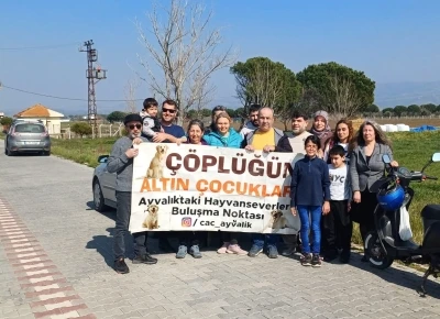 Ayvalık’ta hayvanseverler kuruyan ağaçların yerine yeni fidanlar dikti
