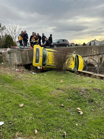 Babaeski’de yoldan çıkan ticari taksi devrildi: 1 yaralı
