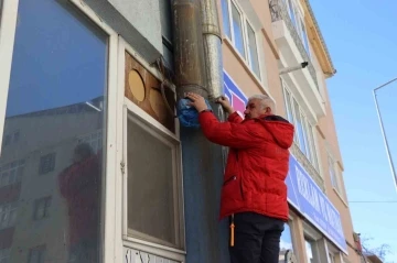 Baca borusunda mahsur kalan kargaları vatandaşlar kurtardı
