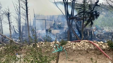 Bağ evi yangında kullanılamaz hale geldi
