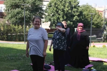 Bağcılar’da yaşlılar kahkaha seansında doyasına eğlendi
