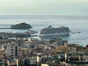 Bahama bayraklı kruvaziyer Kuşadası’na yanaştı
