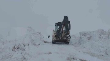 Baharda 4 metrelik karda yol açma çalışması
