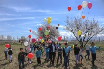 Baharın gelişi, ağaçların çiçek açışını balonlarla karşıladılar
