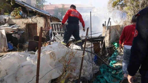 Bahçede çıkıp hayvanların bulunduğu ahıra sıçrayan yangın itfaiyenin hızlı müdahalesi ile söndürüldü.
