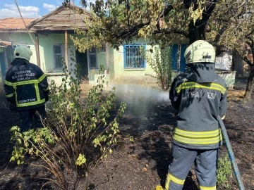 Bahçede tutuşan kuru otlar yandı
