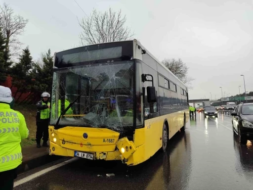 Bahçelievler’de kayganlaşan yolda kontrolden çıkan İETT otobüsü reklam panolarına çarptı
