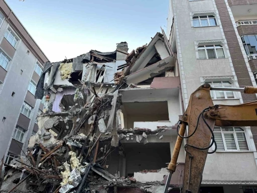 Bahçelievler’de kentsel dönüşüm çalışmaları sırasında bitişikteki binanın kolonları zarar gördü
