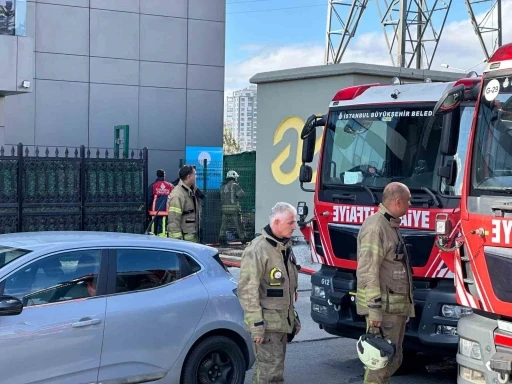 Bahçelievler’de okulun dış cephesi alev alev yandı
