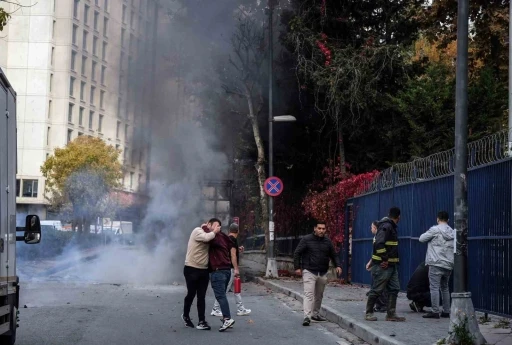 Bahçelievler’de seyir halinde olan kamyonet bir anda alev topuna döndü
