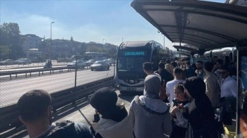 Bahçelievler'de bozulan metrobüs nedeniyle seferler aksadı