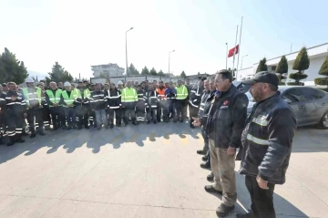 Bakan Dönmez, deprem bölgesinde çalışan elektrik işçilerini ziyaret etti
