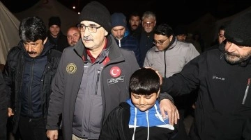 Bakan Dönmez, İskenderun'da çadır kentteki depremzedelerle bir araya geldi