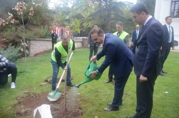 Bakan Kacır, Bilecik’te adına hazırlanan fidanı dikerek can suyu verdi
