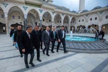 Bakan Kacır’dan Şahinbey’in devasa eserlerine tam not
