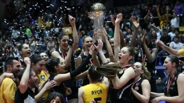 Bakan Kasapoğlu, Kupa Voley'i kazanan VakıfBank'ı tebrik etti