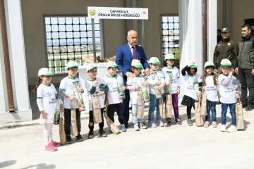 Bakan Kirişci, orman gönüllüsü çocuklara satranç takımı ve fidan dağıttı
