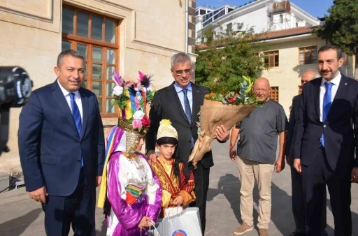 Bakan Memişoğlu: ‘‘Depremden zarar gören eski hastane küçük tadilattan sonra tekrar faaliyete geçecek‘‘
