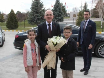 Bakan Şimşek Karaman’da &quot;İş Dünyası Toplantısı&quot;na katıldı
