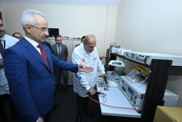 Bakan Uraloğlu Cep Telefonu Test Merkezi’ni inceledi
