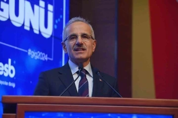 Bakan Uraloğlu: “Günlük internet kullanım süresi, dünyada 6 saat 40 dakika iken ülkemizde bu rakam 6 saat 50 dakika”
