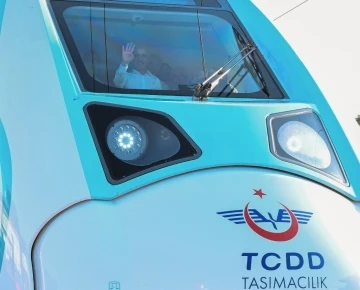 Bakan Uraloğlu, kokpitine geçtiği Milli Elektrikli Tren’i test etti
