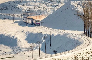 Bakan Uraloğlu: &quot;Turistik Doğu Ekspresi ile 11 bin 611 yolcu seyahat etti&quot;
