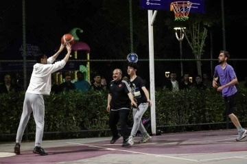 Bakan Varank, ilk kez oyunu kullanan gençlerle gece yarısı basketbol maçı yaptı
