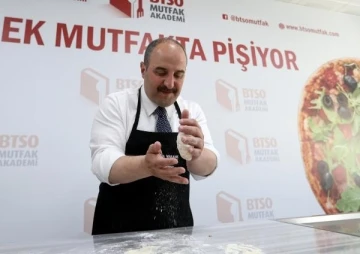 Bakan Varank mutfağa girdi, cantık ile süt helvası yaptı