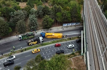 Bakırköy’de alt geçide çarpan tır vinç yardımıyla çekildi
