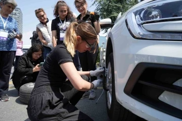 Bakırköy’de kadınlara &quot;lastik değiştirme&quot; dersi
