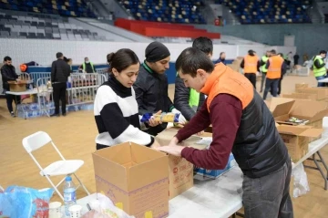 Bakü’deki Türkiye Yüzyılı Birlik ve Dayanışma Platformu’ndan Türkiye’ye 135 tırlık yardım
