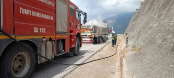 Balataları yanmaya başlayan tıra itfaiye ekipleri müdahale etti
