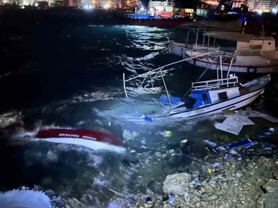 Balıkçılar, tekneleri alabora olmasın diye mücadele verdiler
