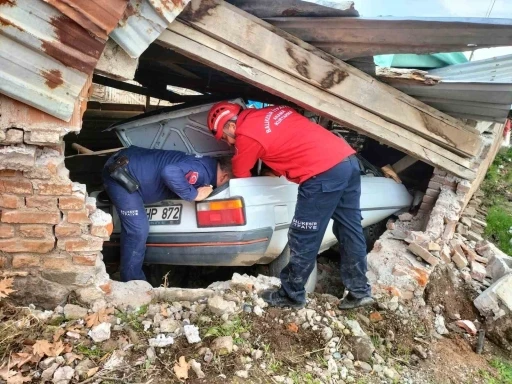 Ağıla giren otomobilin sürücüsü hayatını kaybetti