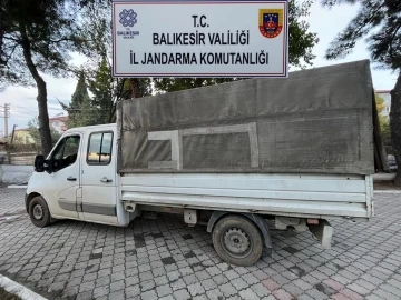 Balıkesir’de düzensiz göçmenleri taşıyan 2 şahıs yakalandı
