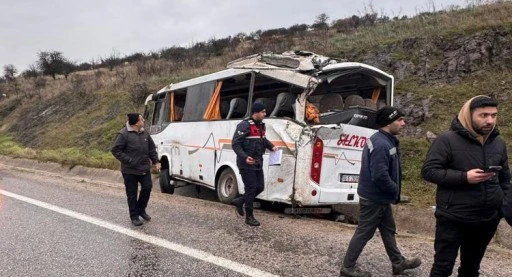 İşçi servisi devrildi: 4’ü ağır 26 yaralı