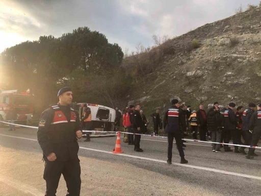 Balıkesir’de minibüs otomobille çarpıştı: 2 ölü
