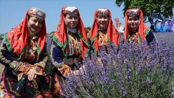 Balıkesir'de ziyarete açılan lavanta bahçesi doğal fotoğraf stüdyosu oldu