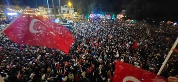 Balkon konuşması yapan Böcek: &quot;Antalya’da rekor kırmaya devam edeceğiz&quot;
