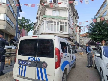 Balkon tadilatında molozlar sokağa düştü
