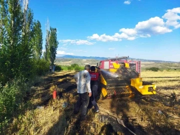 Balya makinesinden sıçrayan kıvılcım tarlayı yaktı
